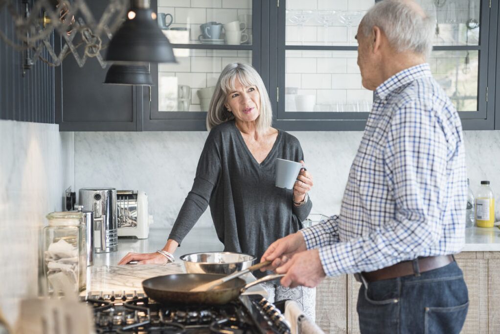 mulher e homem preparando comida para prostatite