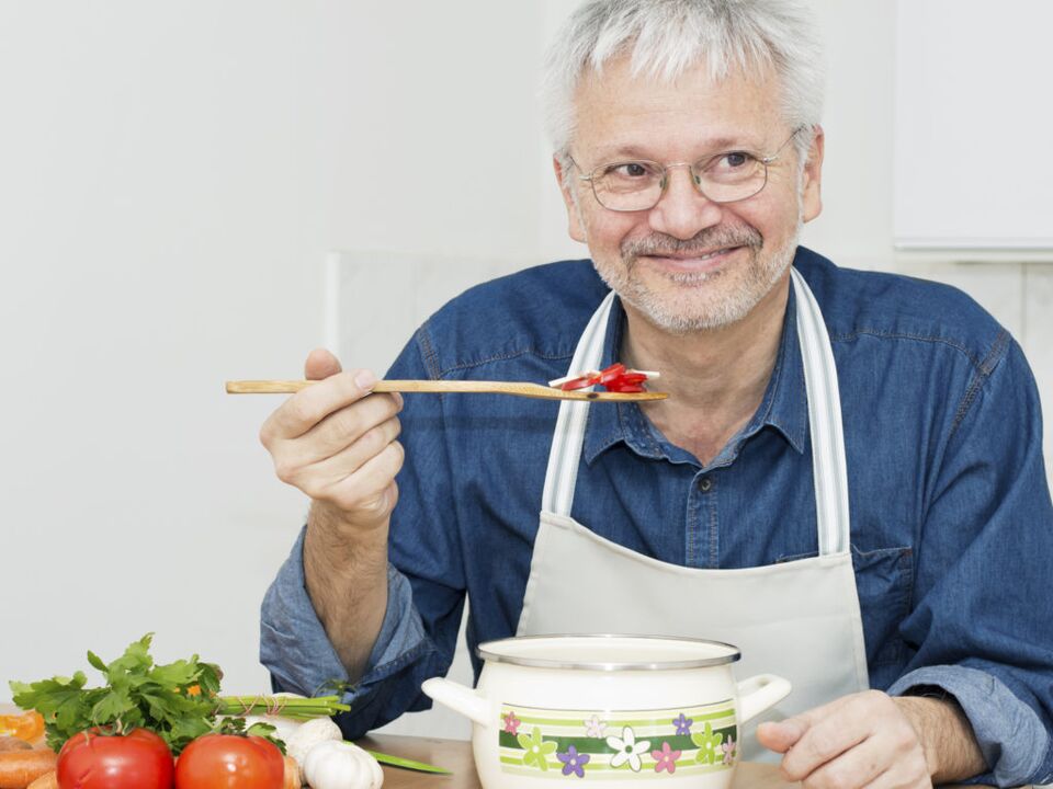 um homem cozinha vegetais com prostatite