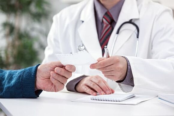 médico dá conselhos sobre o tratamento da prostatite